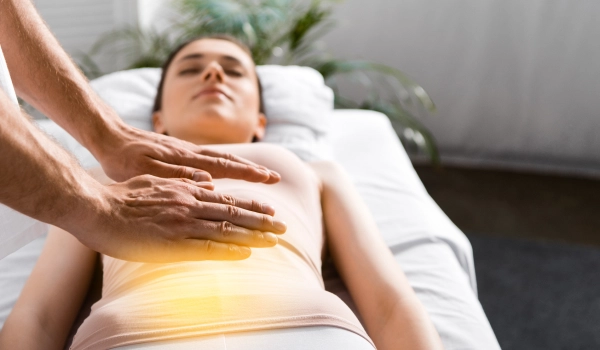 Femme allongée en séance de naturopathie